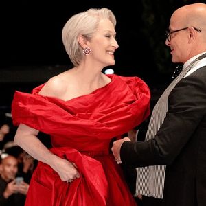 O look, sofisticado e impactante, remete diretamente ao figurino usado por Meryl Streep como a icônica editora da Runway na aguardada sequência de 'O Diabo Veste Prada 2'