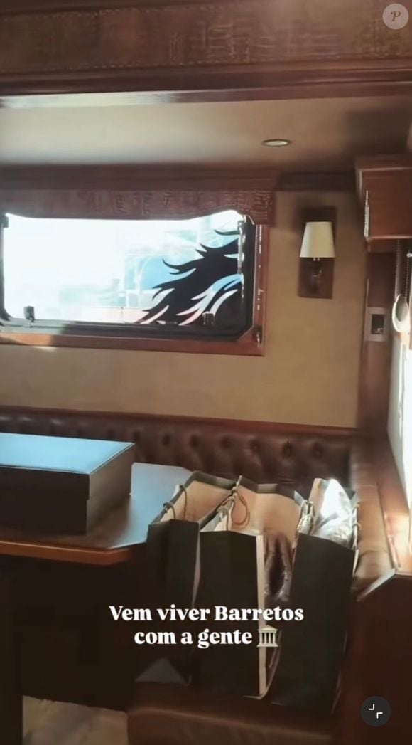 Além da suíte, o motorhome de Gusttavo Lima possui sala com sofás revestidos em couro, televisão de grandes proporções e cozinha completa, compondo o espaço de convivência da família em Barretos