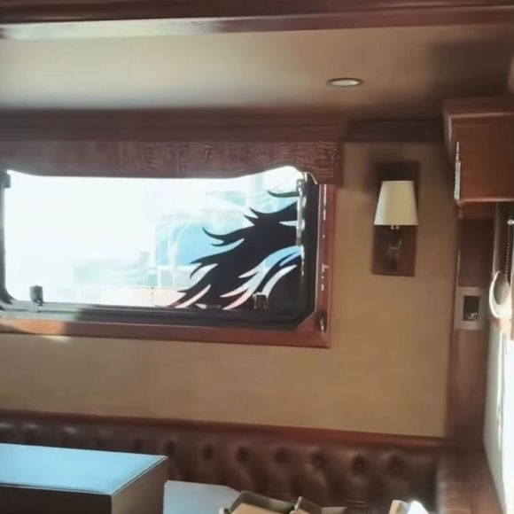 Além da suíte, o motorhome de Gusttavo Lima possui sala com sofás revestidos em couro, televisão de grandes proporções e cozinha completa, compondo o espaço de convivência da família em Barretos