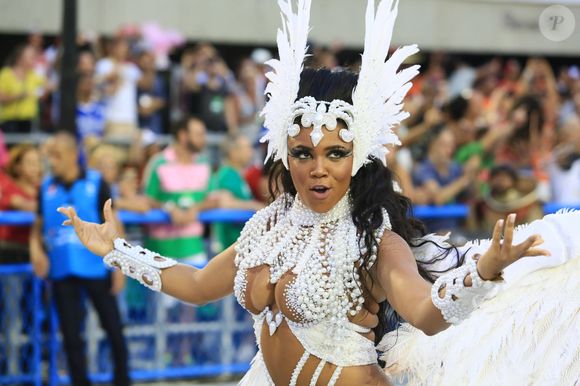 Evelyn Bastos, rainha de bateria da Mangueira: fantasia branca com asas de 15kg para o carnaval 2017