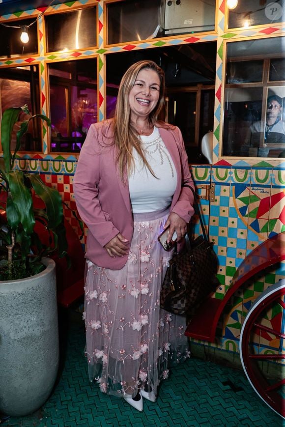 Viviane Brunieri, ex-Ronaldinha e ex-namorada de Ronaldo Fenômeno, compareceu à festa de 50 anos de Karina Bacchi em São Paulo