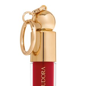 O batom vermelho da coleção 'O Diabo Veste Prada' aposta em intensidade clássica e acabamento brilhante para um visual de puro impacto fashion