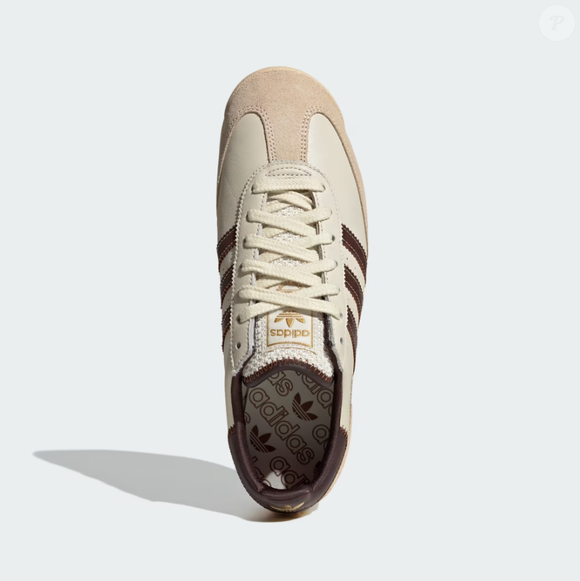 Tênis Adidas SL 72 RS trouxe diversas cores no catálogo, mas essa em específico mistura creme, nuances de marrom café, além do dourado no nome da marca.