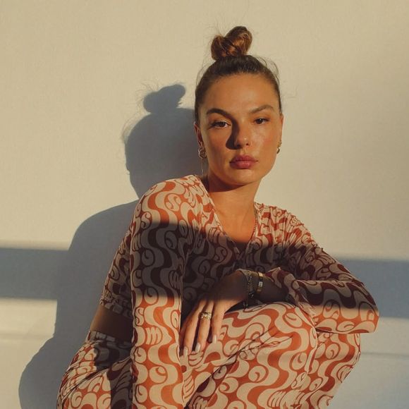 Isis Valverde tem alergia a glúten e chegou a ir parar no hospital pelo composto, por isso prioriza uma alimentação limpa