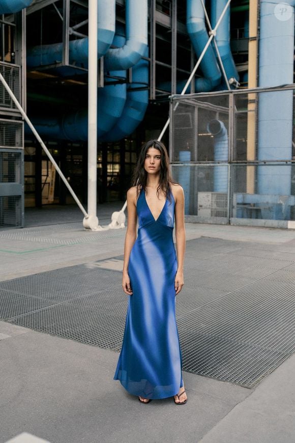As estampas em tons de azul trazem personalidade ao vestido longo halter da Zara, uma opção elegante para eventos e encontros especiais