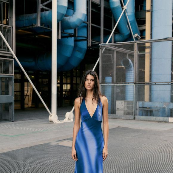 As estampas em tons de azul trazem personalidade ao vestido longo halter da Zara, uma opção elegante para eventos e encontros especiais