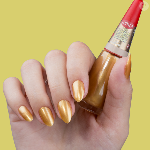Inspirado em High School Musical, o esmalte East High traz acabamento metalizado que faz referência ao glamour e aos talentos revelados na escola