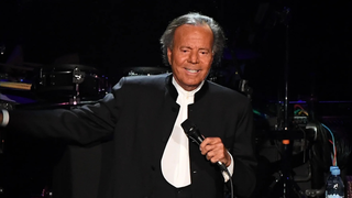 Julio Iglesias quebra o silêncio e nega abuso sexual contra funcionárias: 'Nunca vivenciei tanta maldade'