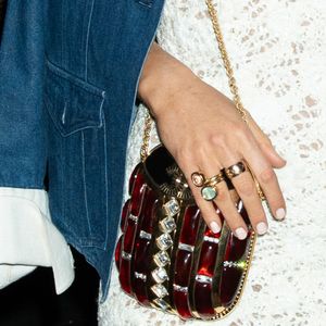 Arrematada por mais de US$ 50 mil, R$ 288 mil na cotação atual, em sites vintage, a bolsa inusitada conferiu um toque de "conversation starter" ao visual.