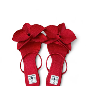 Inspirada pela natureza do Cerrado, Fernanda Toledo desenvolve calçados minimalistas com materiais naturais e produção artesanal