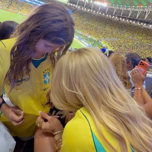 No Maracanã, crianças pediram autógrafos para Virgínia