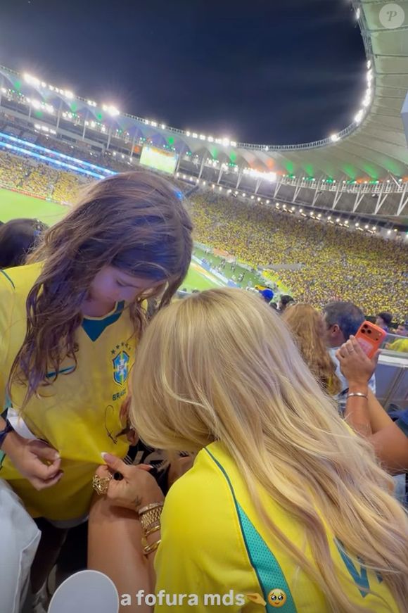 No Maracanã, crianças pediram autógrafos para Virgínia
