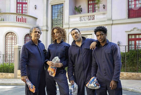 Júnior (Guthierry Sotero), Joaquim (Marcos Palmeira), Viviane (Gabriela Loran) e Misael (Belo): a turma de assaltantes da escultura em Três Graças