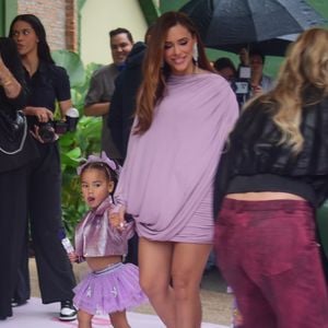 Grávida de Mariah, Bruna Biancardi marcou presença na festa de 3 anos de Mavie e combinou o visual com a paleta lilás escolhida para a comemoração