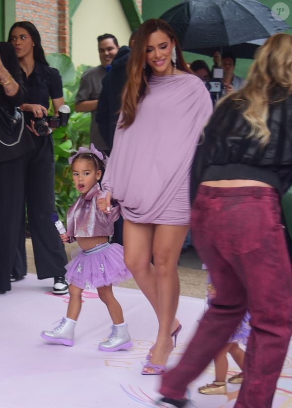 Grávida de Mariah, Bruna Biancardi marcou presença na festa de 3 anos de Mavie e combinou o visual com a paleta lilás escolhida para a comemoração