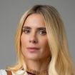 O segredo da beleza natural de Carolina Dieckmmann: aos 48 anos, atriz combina Hydrafacial, laser e estímulos de colágeno para manter a pele saudável; dermatologista explica: 'É muito mais interessante a gente preservar uma estrutura que ainda está boa'
