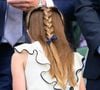O penteado trançado meio preso e as pulseiras brancas completaram o visual da jovem princesa, mas foi sua manicure que gerou mais comentários.