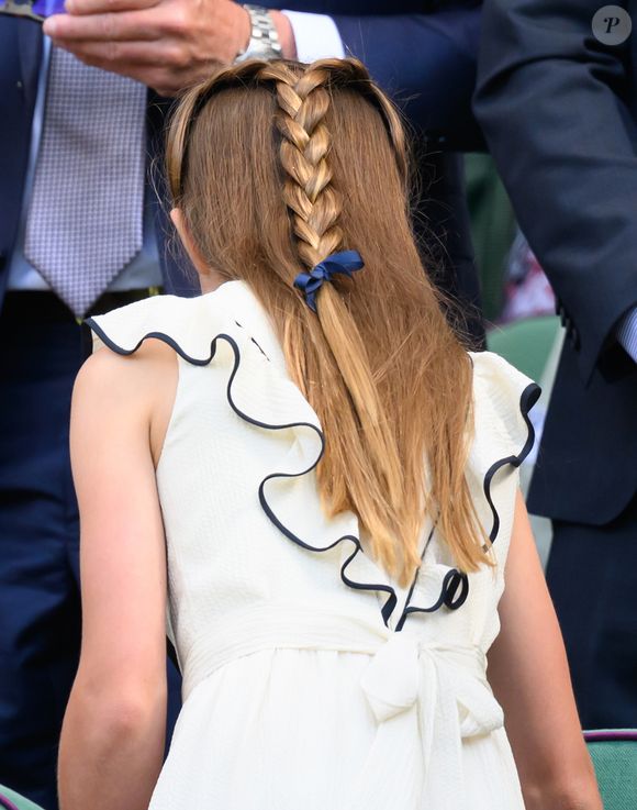 O penteado trançado meio preso e as pulseiras brancas completaram o visual da jovem princesa, mas foi sua manicure que gerou mais comentários.