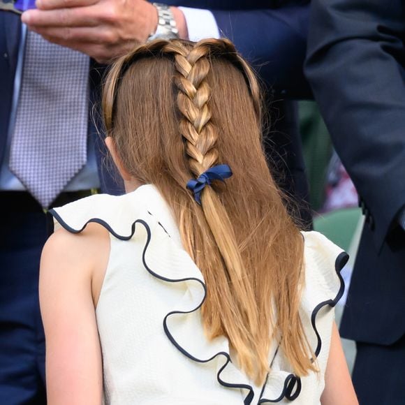 O penteado trançado meio preso e as pulseiras brancas completaram o visual da jovem princesa, mas foi sua manicure que gerou mais comentários.