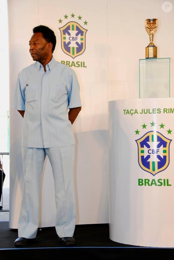 Pelé autografou violão produzido entre os anos 1940 e 1950: valor mínimo é de R$ 25 mil