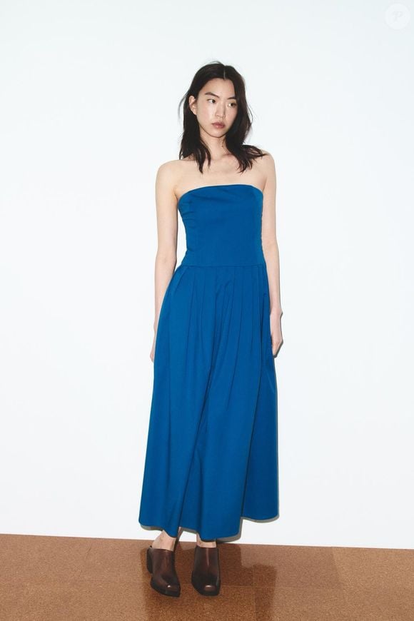 Vestido Midi Tomara que Caia de Popelina (Zara) | R$ 379 - outro destaque é essa peça confecionada em mistura de algodão em azul klein, a única que foge do navy tradicional, mas sem sair da cartela dos azuis intensos