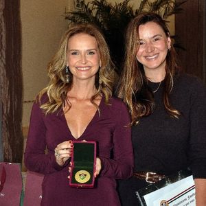 Fernanda Rodrigues se emocionou ao ganhar homenagem do Fluminense: 'Simplesmente inesquecível'