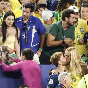 Léo Pereira e Karoline Lima foram flagrados aos beijos durante a partida de futebol
