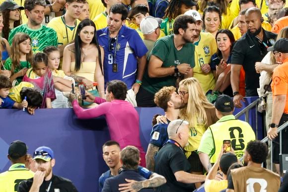 Léo Pereira e Karoline Lima foram flagrados aos beijos durante a partida de futebol
