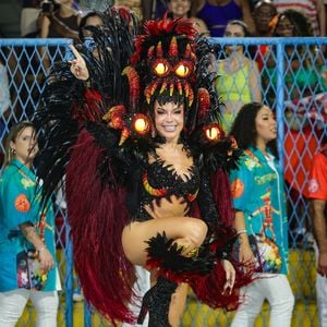 Gkay, musa do Salgueiro, se vestiu de bicho-papão em desfile do Salgueiro