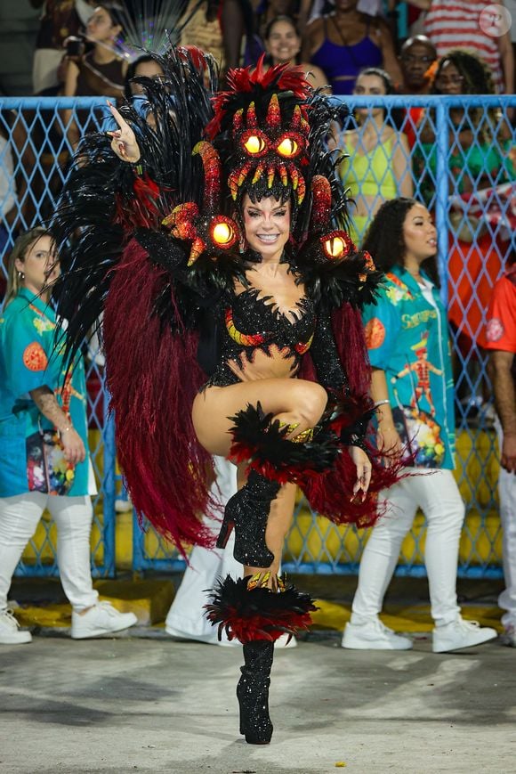Gkay, musa do Salgueiro, se vestiu de bicho-papão em desfile do Salgueiro
