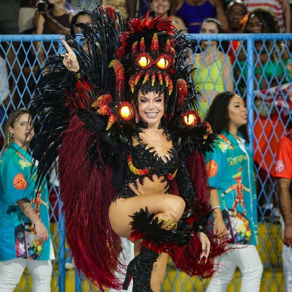 Gkay, musa do Salgueiro, se vestiu de bicho-papão em desfile do Salgueiro