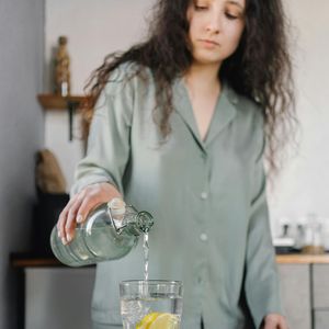 Queridinha de quem quer emagrecer, a água com limão tem diversos benefícios para a saúde