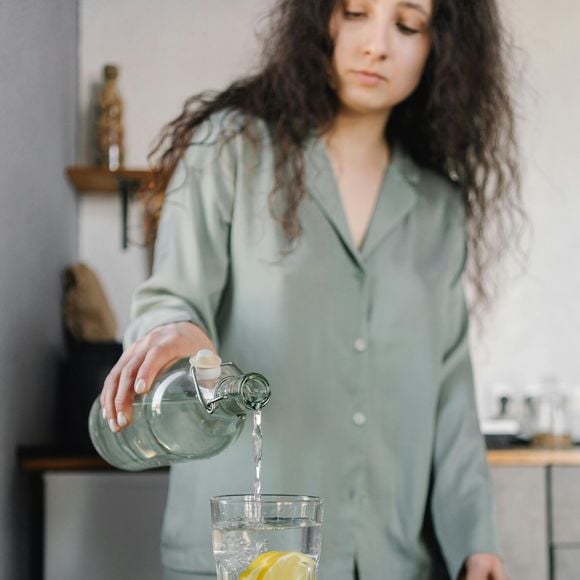 Queridinha de quem quer emagrecer, a água com limão tem diversos benefícios para a saúde