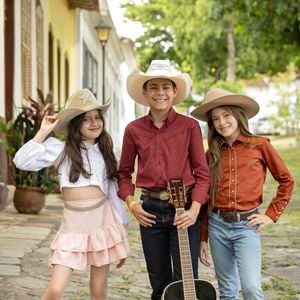 Elenco infantil: Naiane (Carolina Ferreira), João Raul (Rafael Rara) e Agrado (Rafaela Justus)