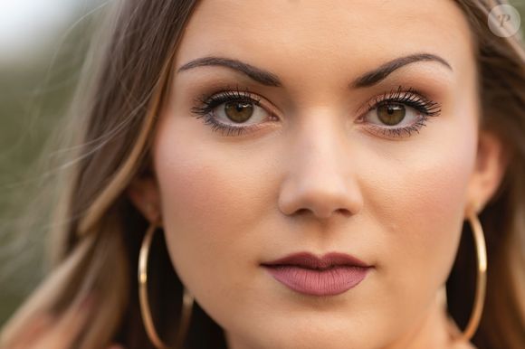 O batom marrom atual aposta em pele leve e olhos discretos, deixando os lábios como protagonistas do visual