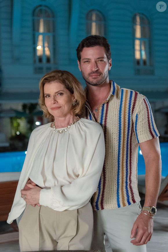 Odete Roitman (Debora Bloch) comemora ao saber que Walter (Leadro Lima) foi contratado pela Paladar.