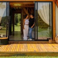 Sauna à lenha, espaço gourmet e luxo em 72m²: cabana de ator de 'Avenida Brasil' vira refúgio de paz em MG por aluguel a partir de R$ 1.225