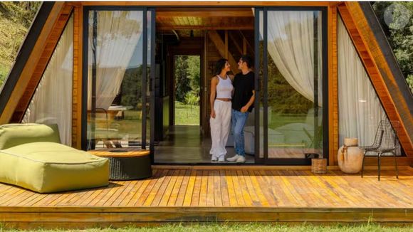Cabana de Bruno Gissoni e Yanna Lavigne: em 2025 que o projeto ganhou forma completa, com a inauguração, que hoje também funciona como empreendimento.