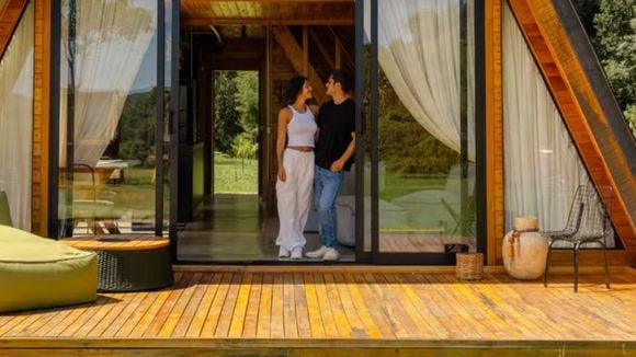 Sauna à lenha, espaço gourmet e luxo em 72m²: cabana de ator de 'Avenida Brasil' vira refúgio de paz em MG por aluguel a partir de R$ 1.225