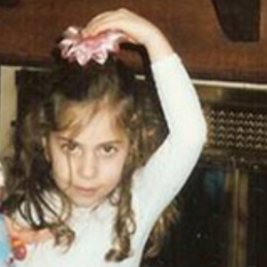 Foto criança da artista Lady Gaga.