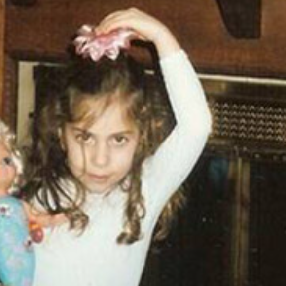 Foto criança da artista Lady Gaga.