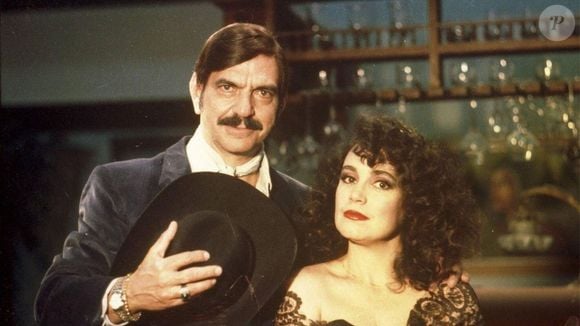 Qual novela vai substituir 'Além do Tempo'? A reprise da novela espírita da Globo se aproxima do fim e, antes de deixar a programação no início de outubro para dar espaço novamente a 'Roque Santeiro', mãe e filha vão deixar as mágoas de lado.