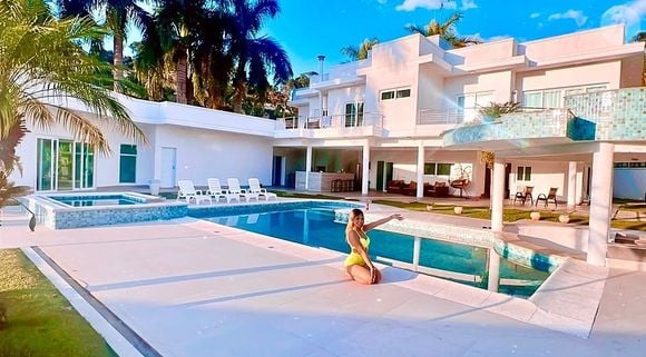 Melody já compartilhou diversas fotos da área externa da casa, onde é possível ver a piscina gigantesca