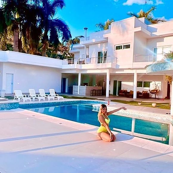 Melody já compartilhou diversas fotos da área externa da casa, onde é possível ver a piscina gigantesca