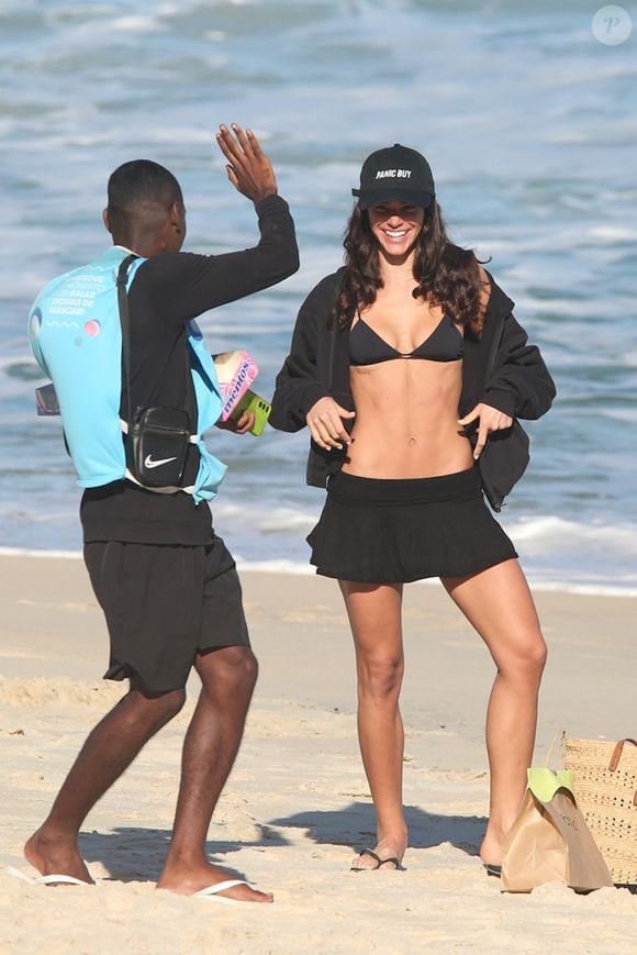 Bruna Marquezine costuma ir à praia de boné: acessório tem ligação com a moda