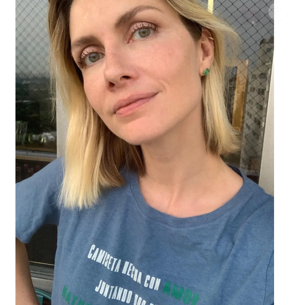 A modelo internacional Ana Claudia Michels, conhecida por sua carreira de destaque nas passarelas, também deixou a fama de lado para seguir a medicina. Hoje, ela atua como geriatra.