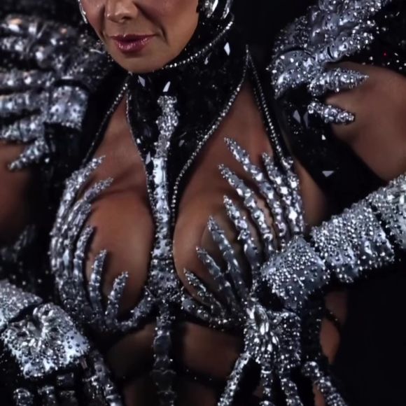 Carnaval 2025: Viviane Araujo encarna a ave carcará