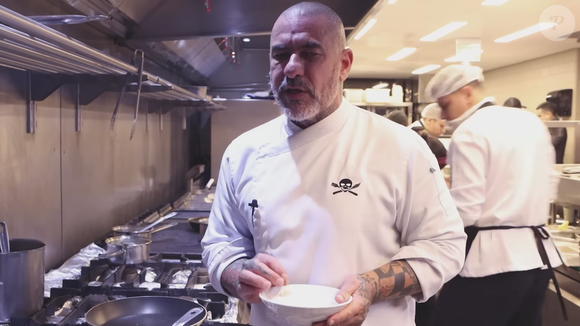 Para fazer o risoto, cozinhe o arroz arbóreo com muita cebola e manteiga em uma panela