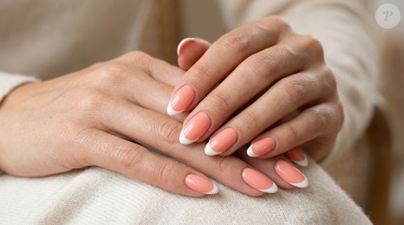 Com base coral e pontas brancas, a francesinha ganha uma atualização para a temporada de calor sem abandonar o acabamento clássico e sofisticado