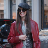 Encontrei na C&A, Renner e Riachuelo: 4 ideias de looks para assistir 'O Diabo Veste Prada 2' com t-shirt, scarpin vermelho e até o icônico suéter azul cerúleo que faria Miranda Priestly revirar os olhos